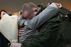 Трое военных вернулись в Россию из украинского плена