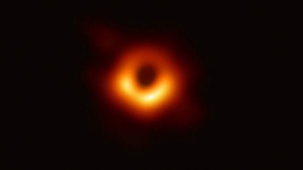 Астрономы впервые получили общий снимок тени черной дыры и ее джета