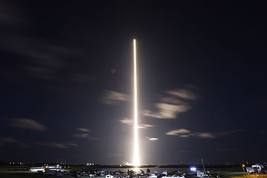 SpaceX впервые запустила корабль с гражданским экипажем